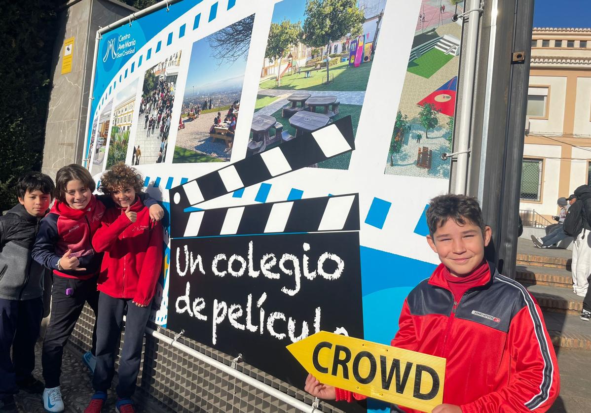 Alumnos del colegio, con el cartel del proyecto y una de las señales del rodaje de 'The Walking Dead'.