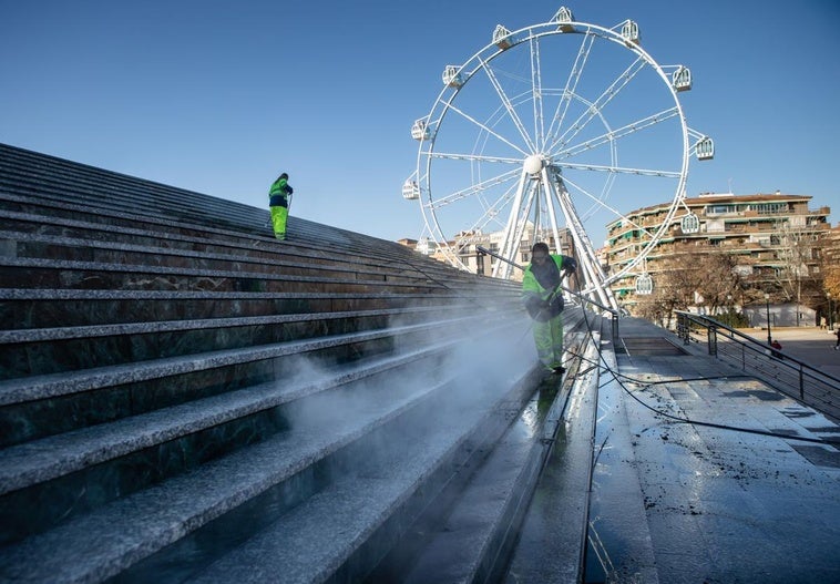 Operarios de Inagra quitan la roña de los escalones del Palacio con pistolas de agua proyectada a 120 grados.