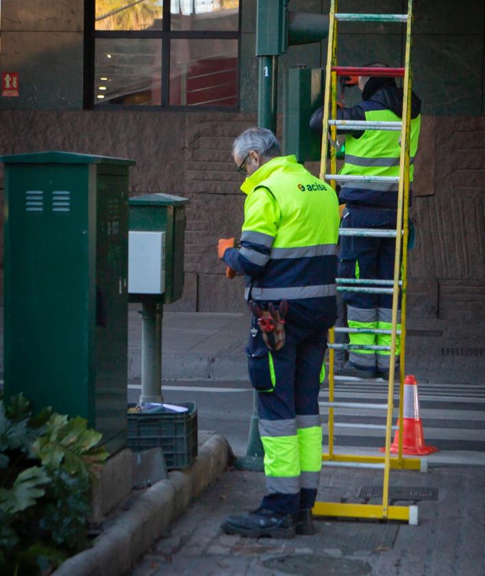 Imagen secundaria 2 - Arriba, arreglando el piso. Abajo, trabajo en los jardines de la rotonda y revisión de semáforos. 