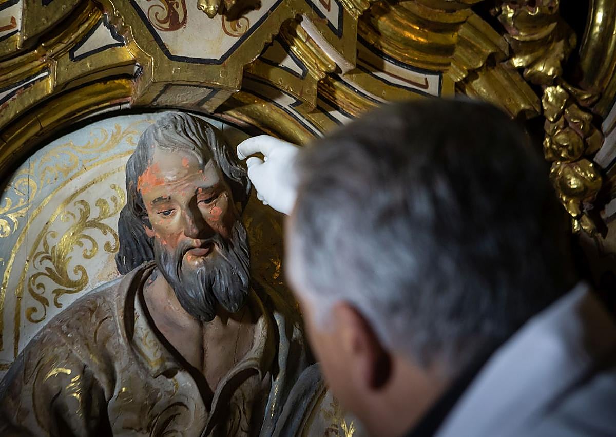 Imagen secundaria 1 - Trabajos de conservación del retablo. 