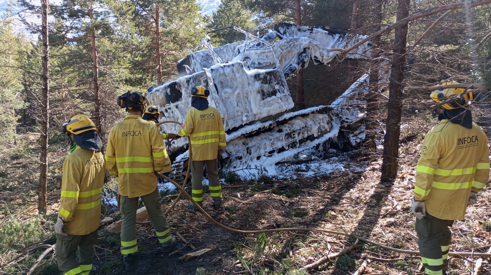 Retroexcavadora accidentada en el entorno forestal de Fiñana tras sofocar el fuego.