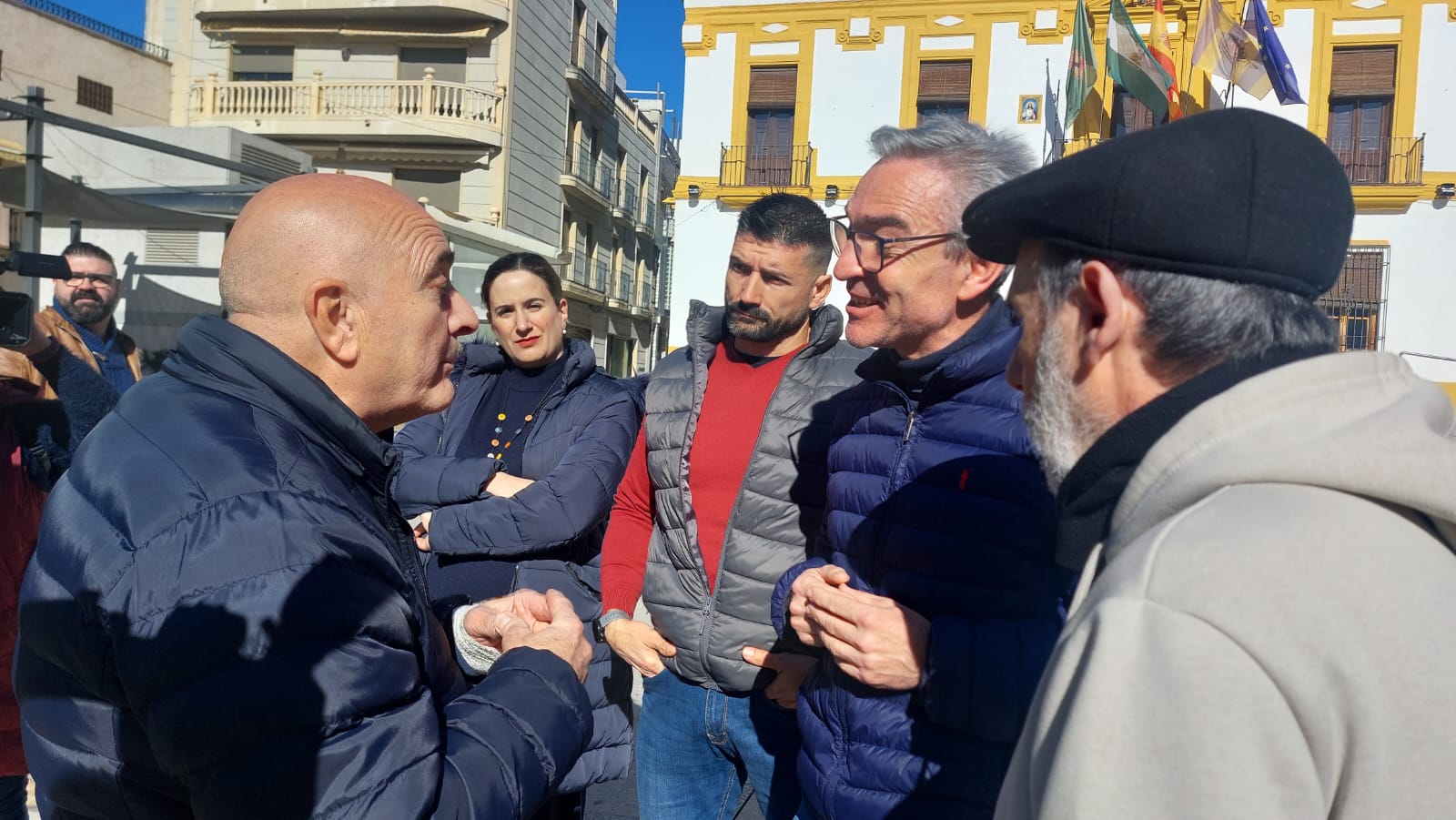 El primer edil con vecinos en la calle donde se había concentrado.