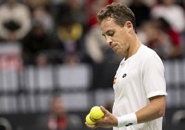Roberto Carballés mira las bolas antes de un servicio.