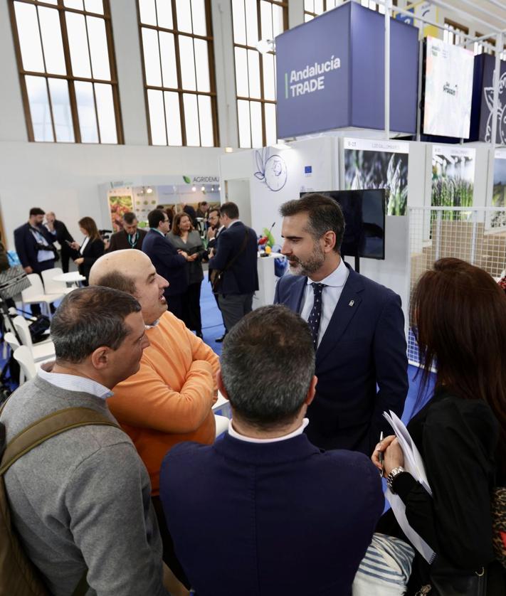 Imagen secundaria 2 - Algunos momentos en Fruit Logistica en la primera jornada de la feria.