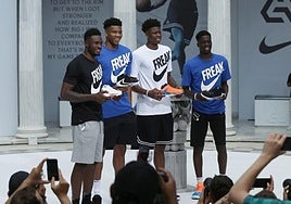 Kostas Antetokounmpo, el segundo por la derecha, junto a sus hermanos en un acto promocional.