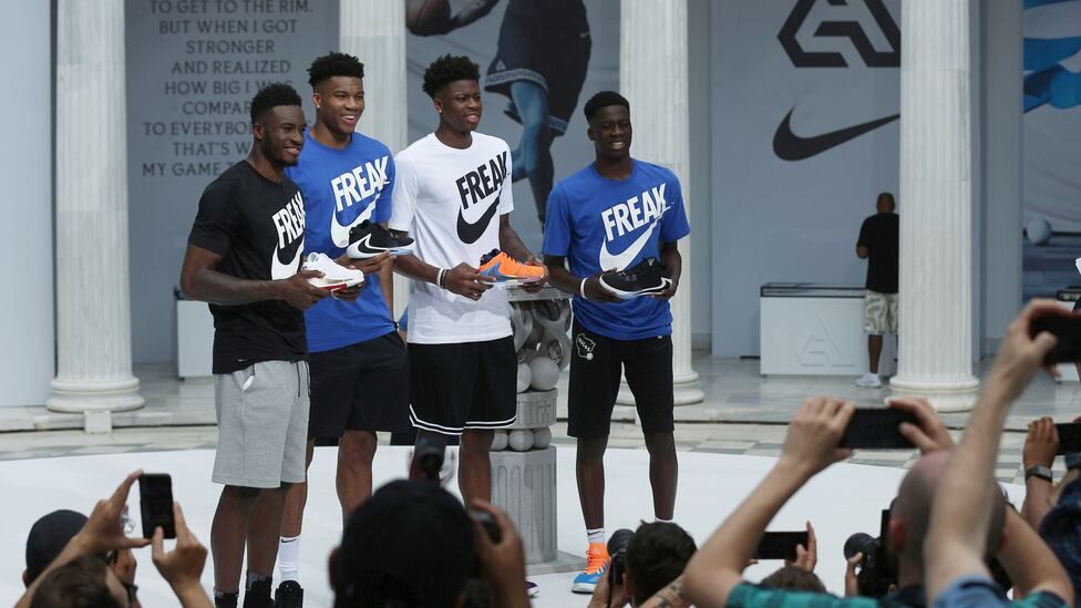 Kostas Antetokounmpo, el segundo por la derecha, junto a sus hermanos en un acto promocional.