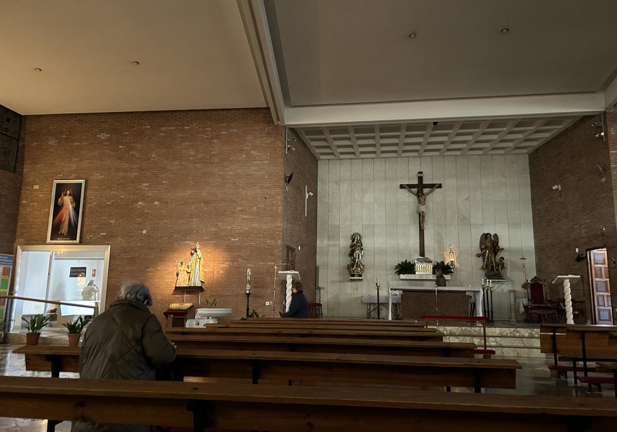 Imagen interior de la parroquia, que tiene una capilla de adoración perpetua.