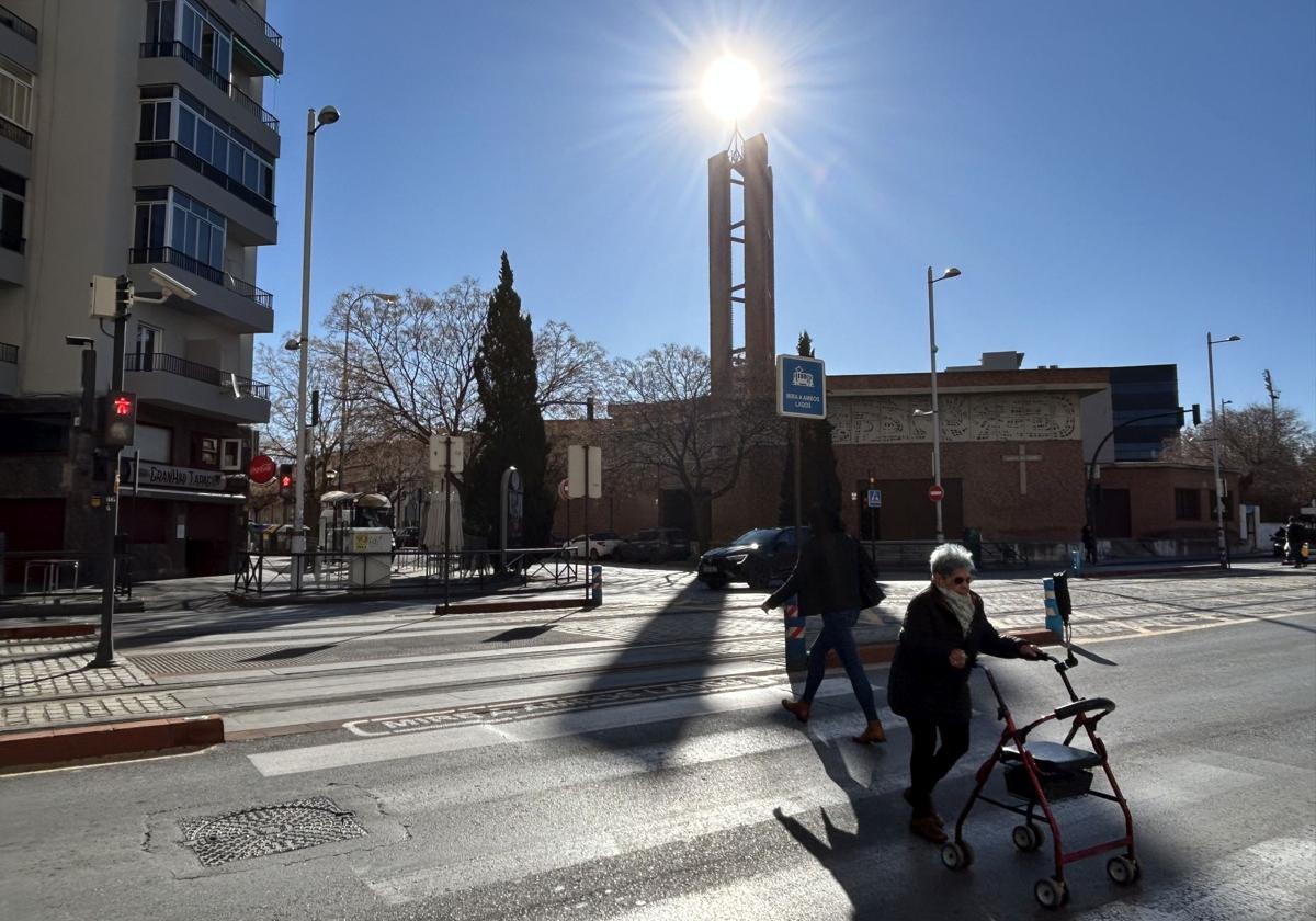 Barrio del Zaidín. Al fondo la parroquia del Santo Ángel Custodio.