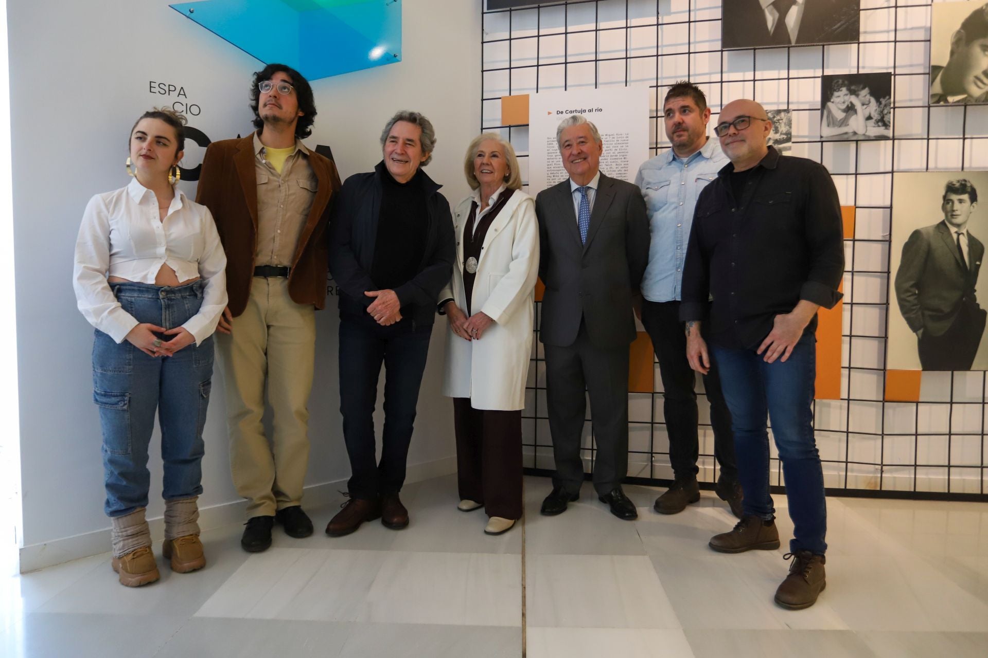 Los responsables de las fundaciones Miguel Ríos CajaGranada y Antonio Gala junto a los artistas participantes en el acto Carmen Xía, Tony Jiménez, José María Chico y Salva Serrano