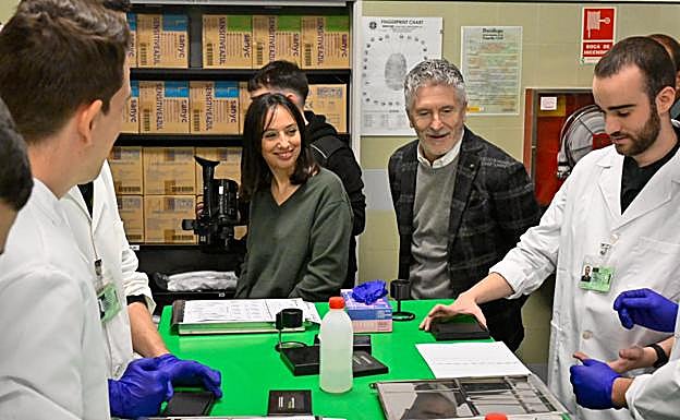 El ministro y la directora general conocen la formación que se imparte en el centro.