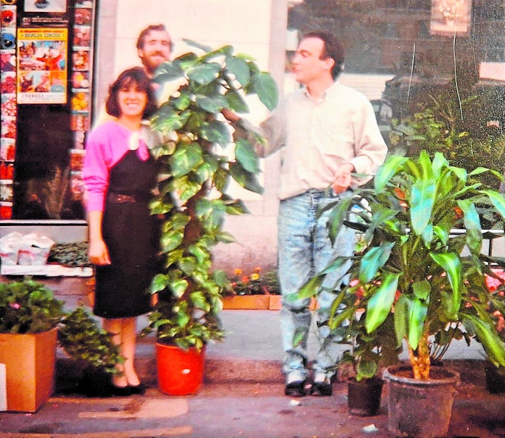 p El principio. María y Emilio, con un cliente detrás, en los inicios de la floristería.