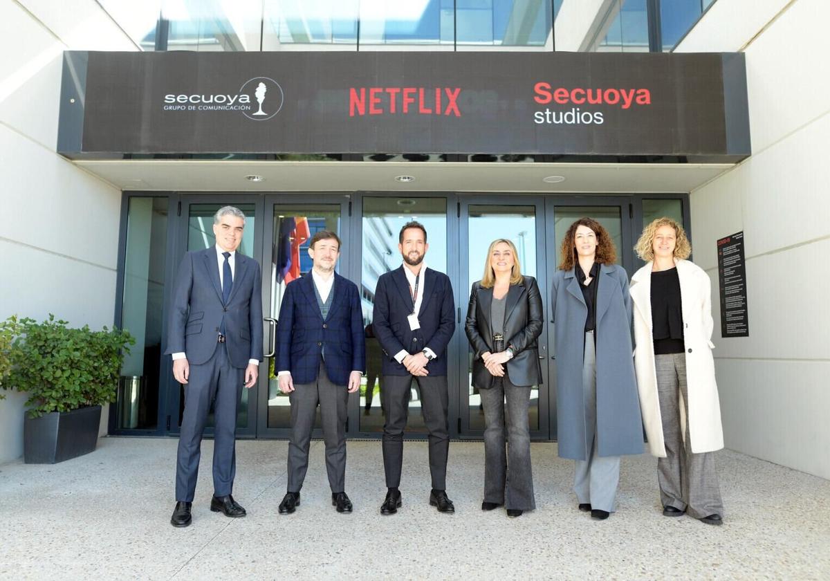 Raúl Berdonés (centro) recibe a la delegación granadina, en una imagen de archivo.