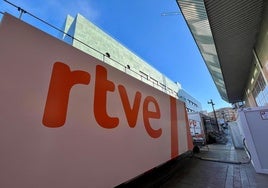 Equipo de Radio Televisión Española en el Palacio de Congresos.