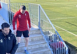 Sergio Ruiz se dirige al césped en la ciudad deportiva.
