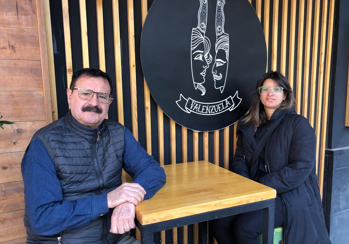 Antonio y Paola Valenzuela, en su restaurante.