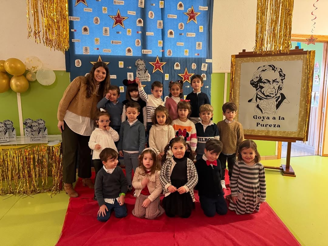 Imagen secundaria 1 - Algunas de las clases posando en la alfombra y vista del pasillo decorado con la alfombra.