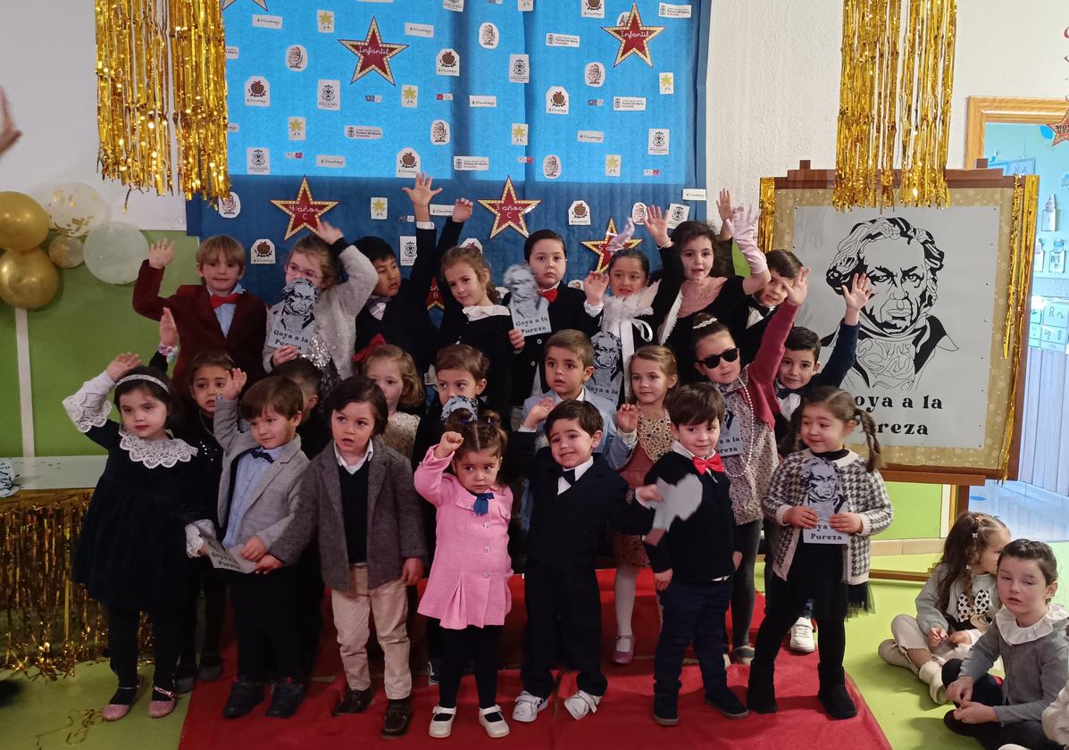 Los pequeños posando en la alfombra con sus premios.