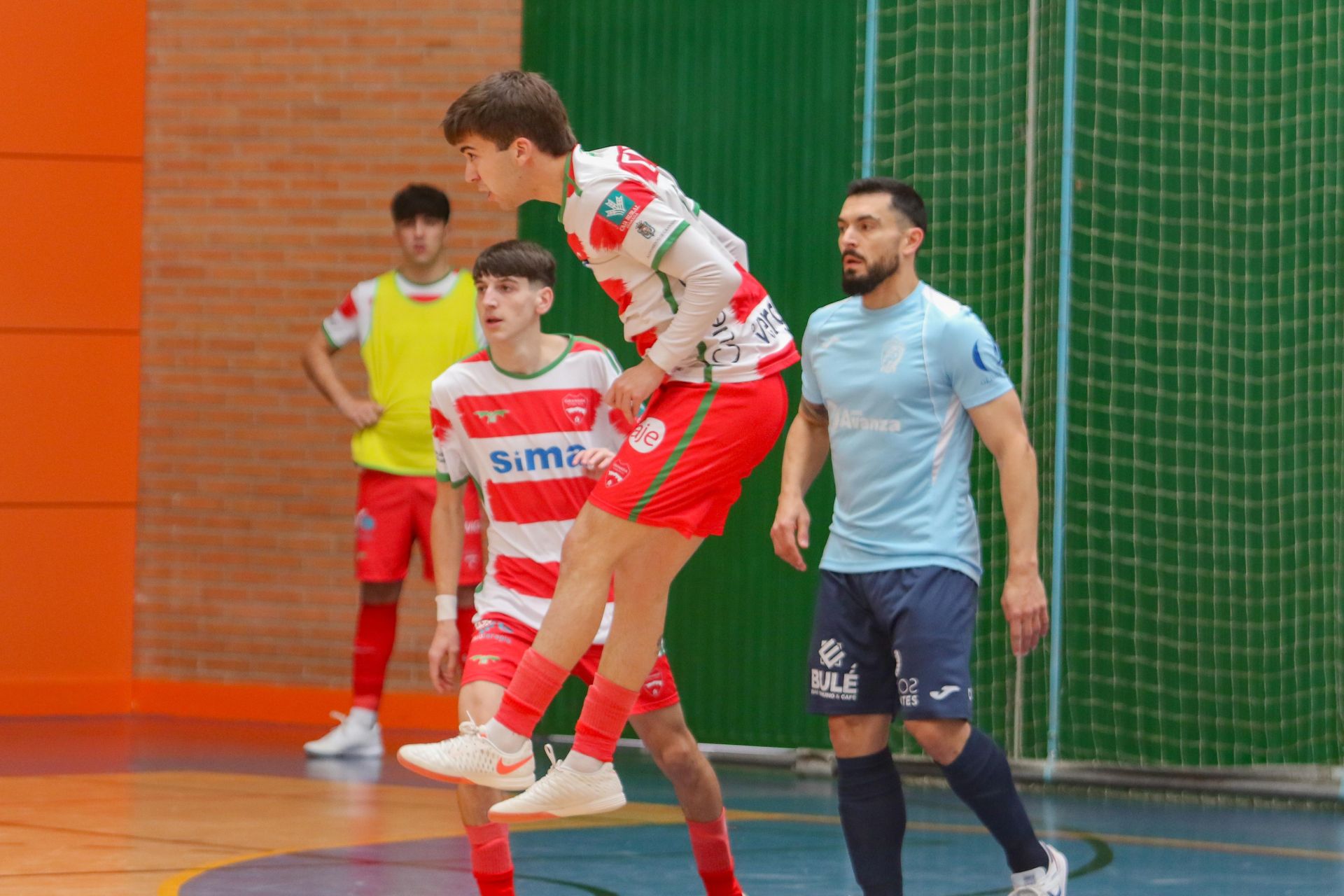 Despeje de cabeza del Sima Granada en un anterior partido en el pabellón Núñez Blanca.