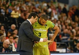 Gian Clavell atiende con mucho interés las indicaciones de Pablo Pin sobre la pizarra en el partido contra el Girona en el Palacio de los Deportes.