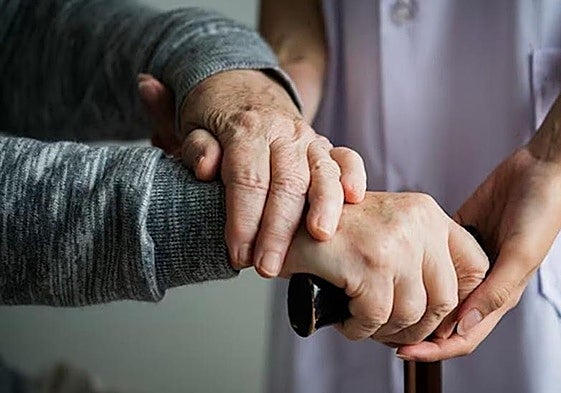 El 58% de las personas beneficiarias de la dependencia tiene la ayuda a domicilio.