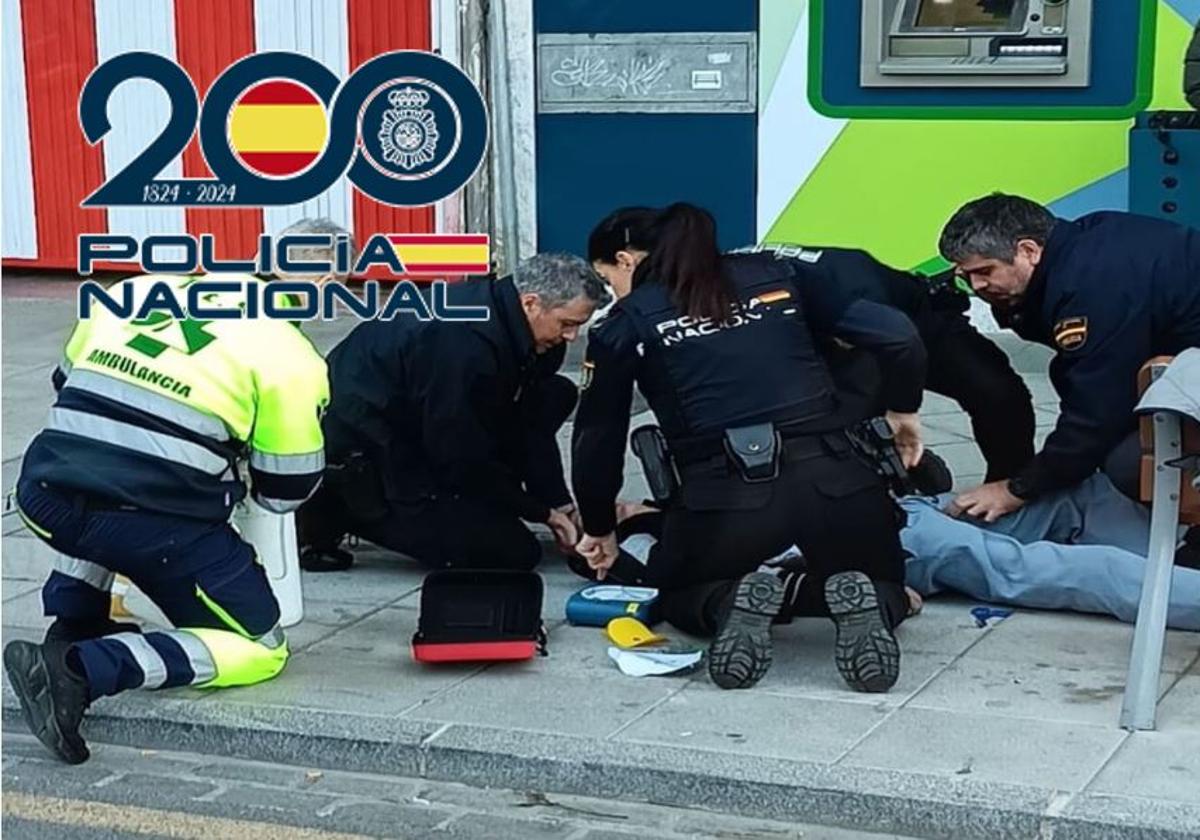 Agentes de la Policía Nacional reaniman a un hombre en la calle Arabial.