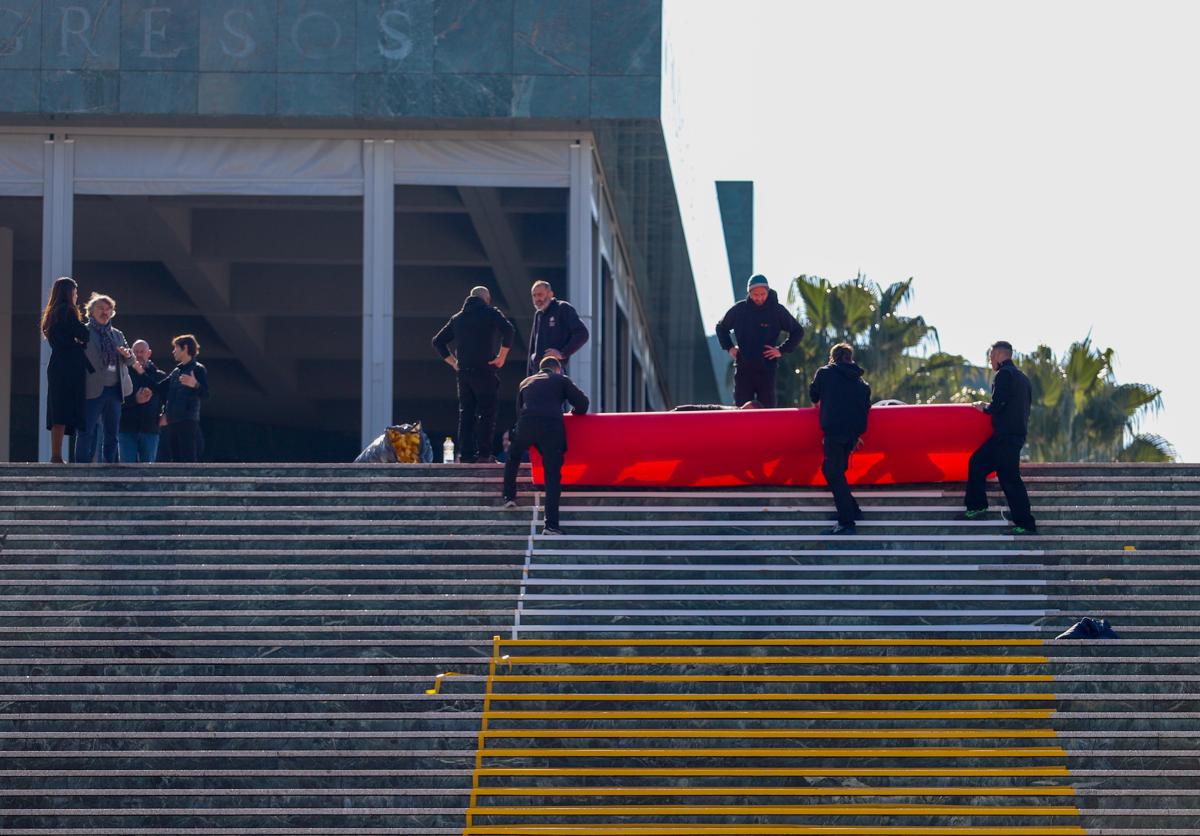 Imagen principal - Alfombra roja y estatua de Goya en las inmediaciones del Palacio de Congresos.