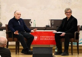 El presidente de la Academia, Fernando Méndez-Leite, y el catedrático de la UGR, Domingo Sánchez-Mesa, en la Facultad de Comunicación.