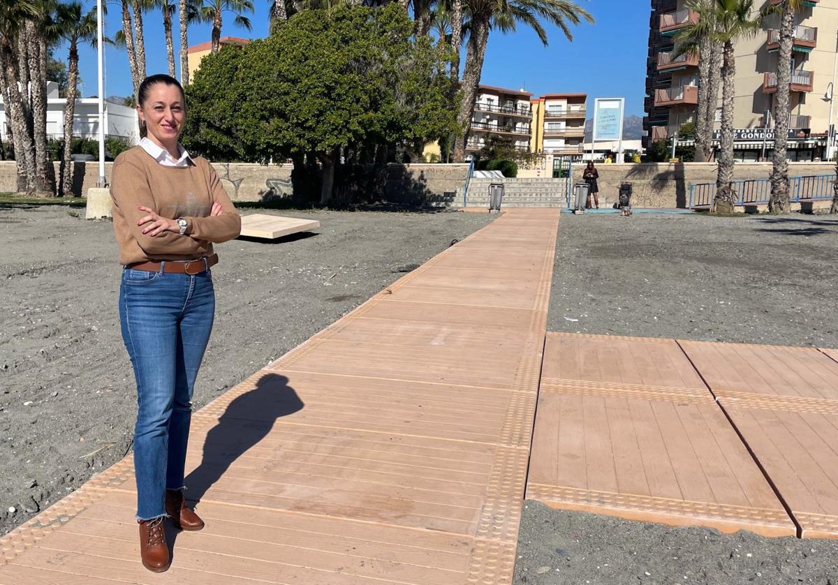 Nuevas pasarelas en la playa de Almuñécar.