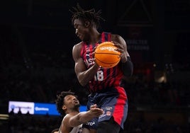 Khalifa Diop captura un rebote con el Baskonia.