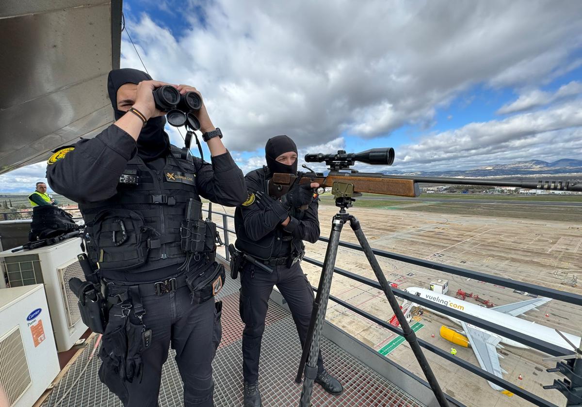 Dentro del dispositivo de seguridad en el aeropuerto de Granada por la llegada de celebridades