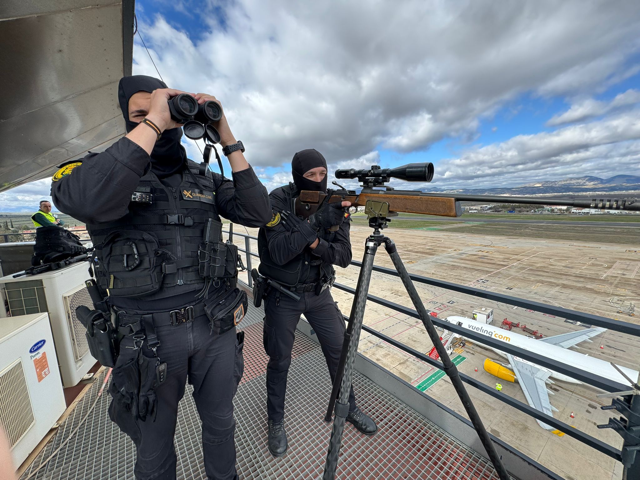 Dentro del dispositivo de seguridad en el aeropuerto de Granada por la llegada de celebridades