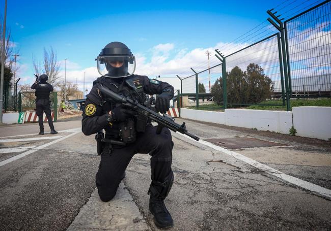 Dentro del dispositivo de seguridad en el aeropuerto de Granada por la llegada de celebridades