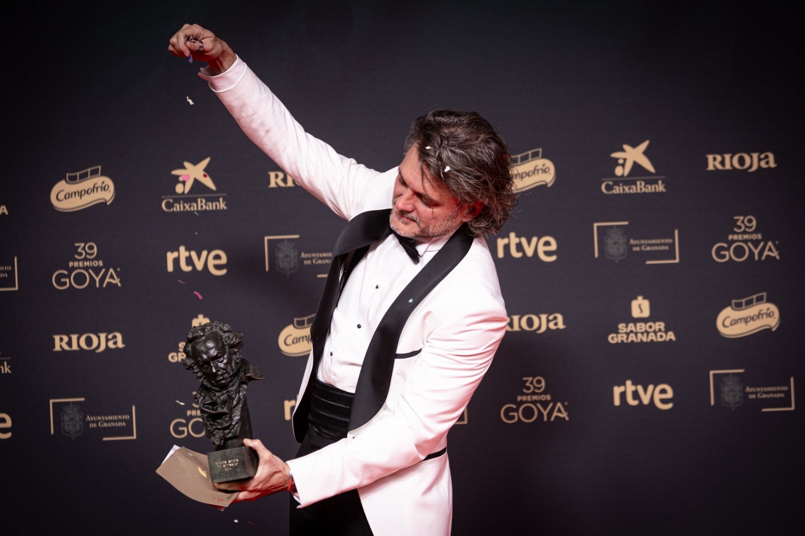 La imágenes más simpáticas de los premiados en el photocall de los Goya