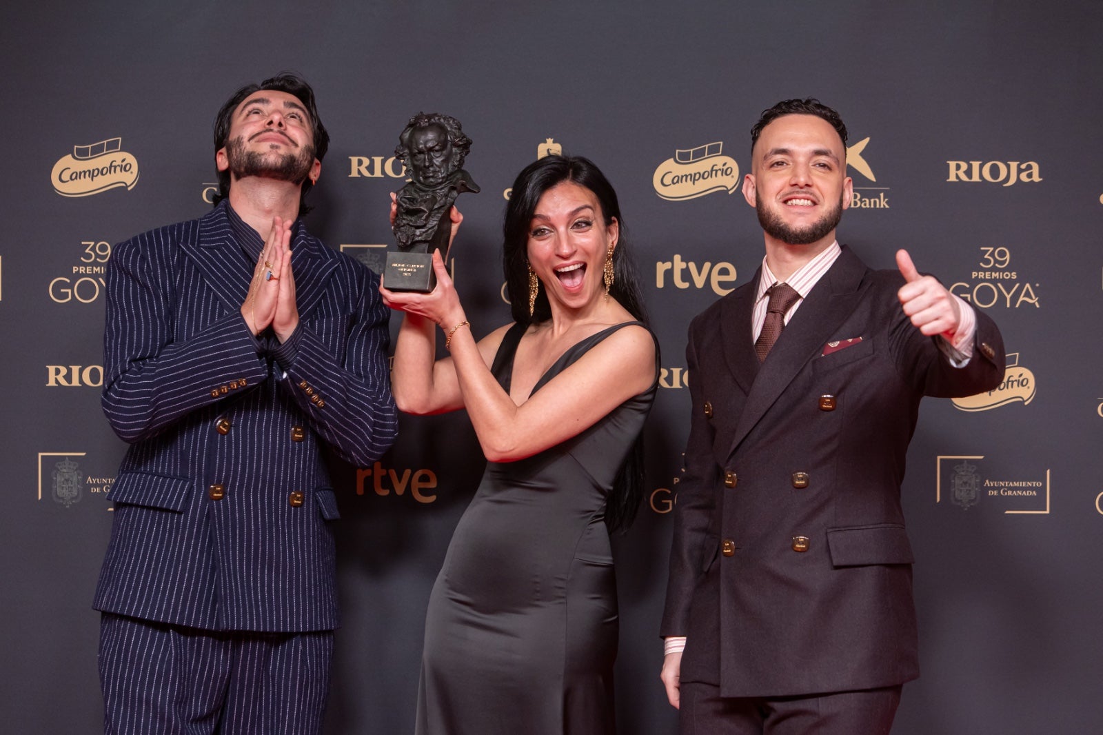 La imágenes más simpáticas de los premiados en el photocall de los Goya