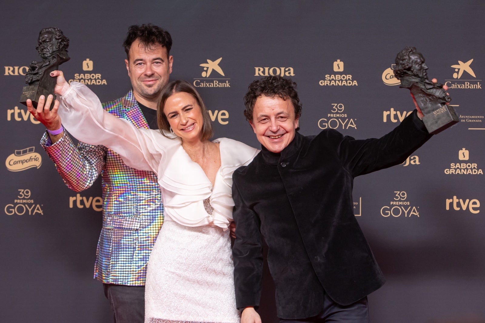 La imágenes más simpáticas de los premiados en el photocall de los Goya