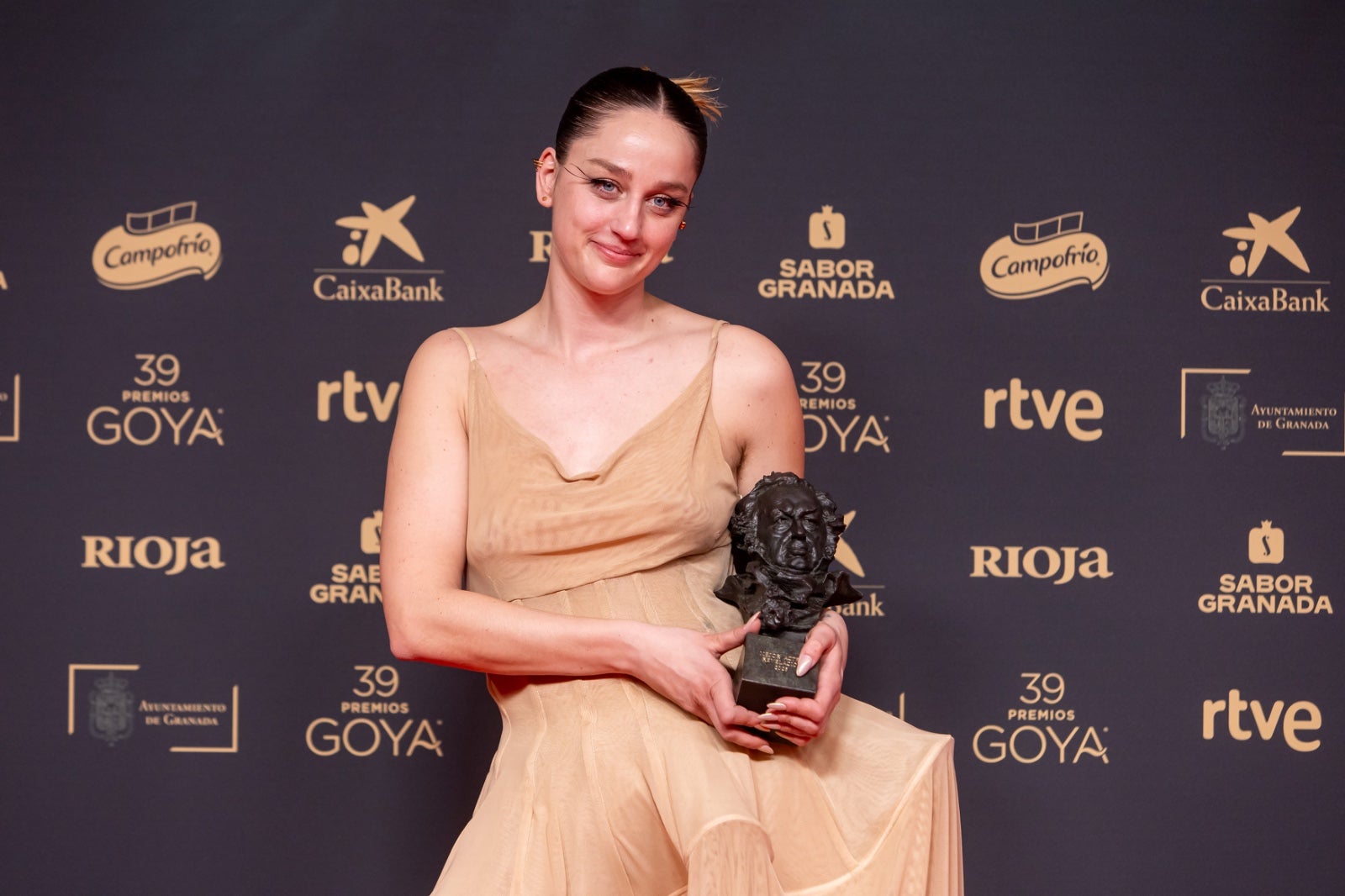 La imágenes más simpáticas de los premiados en el photocall de los Goya