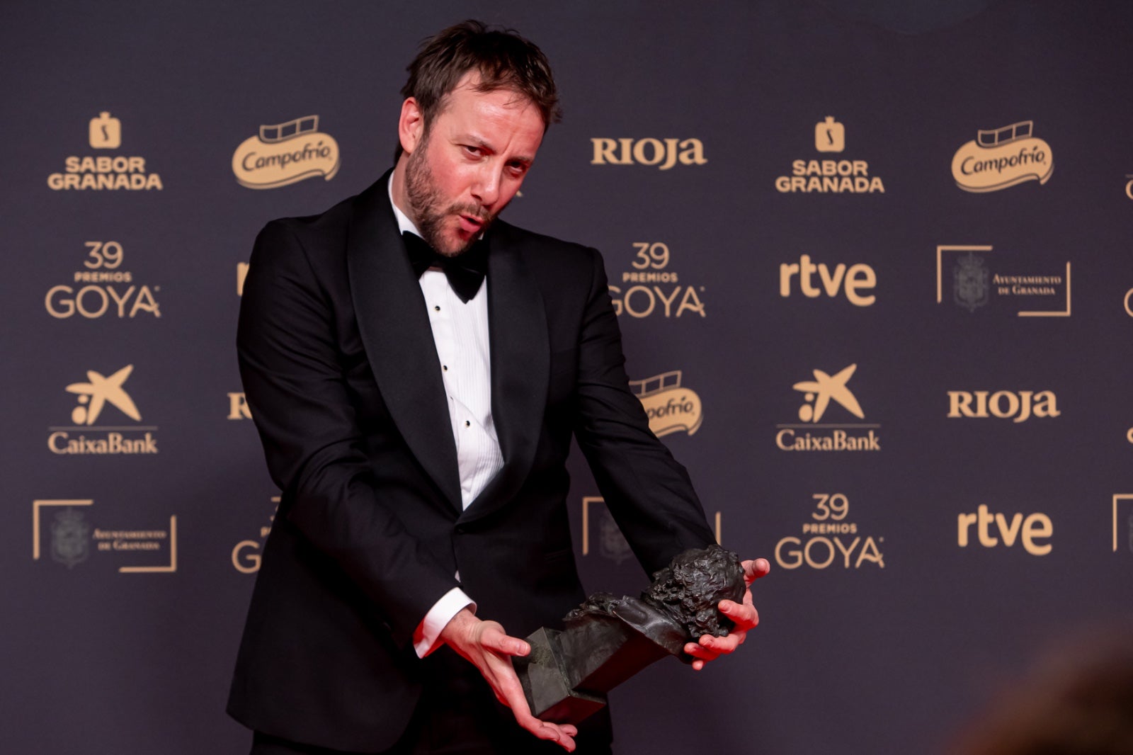 La imágenes más simpáticas de los premiados en el photocall de los Goya