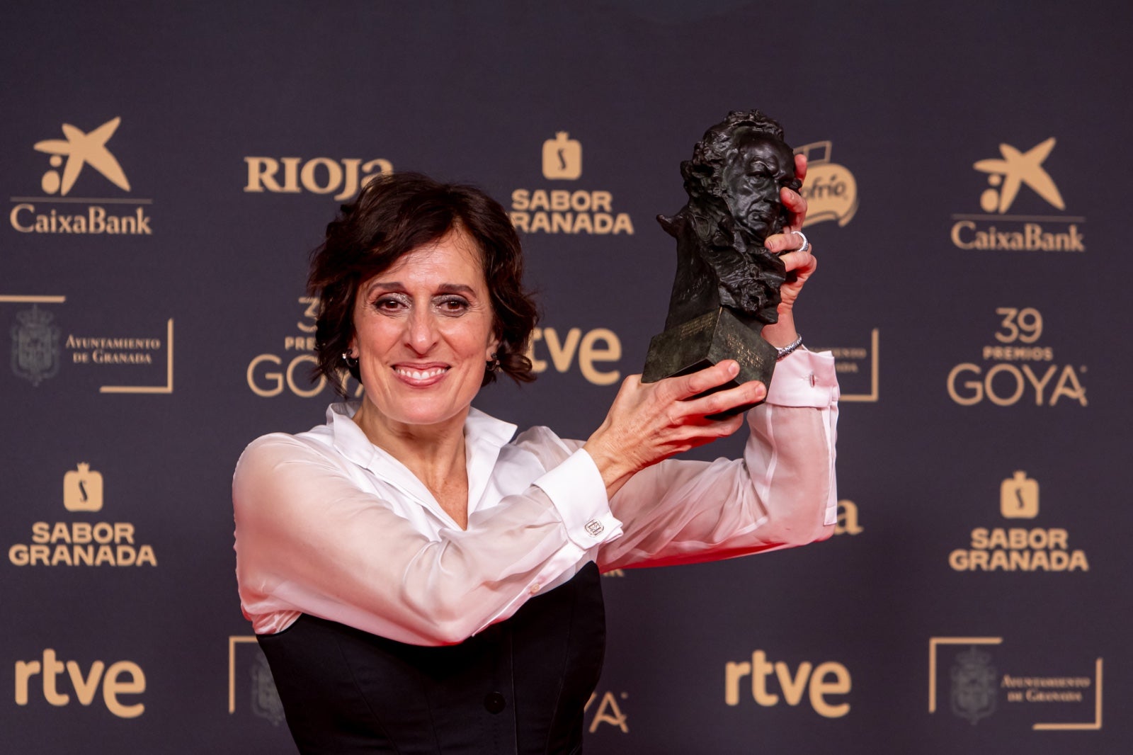 La imágenes más simpáticas de los premiados en el photocall de los Goya