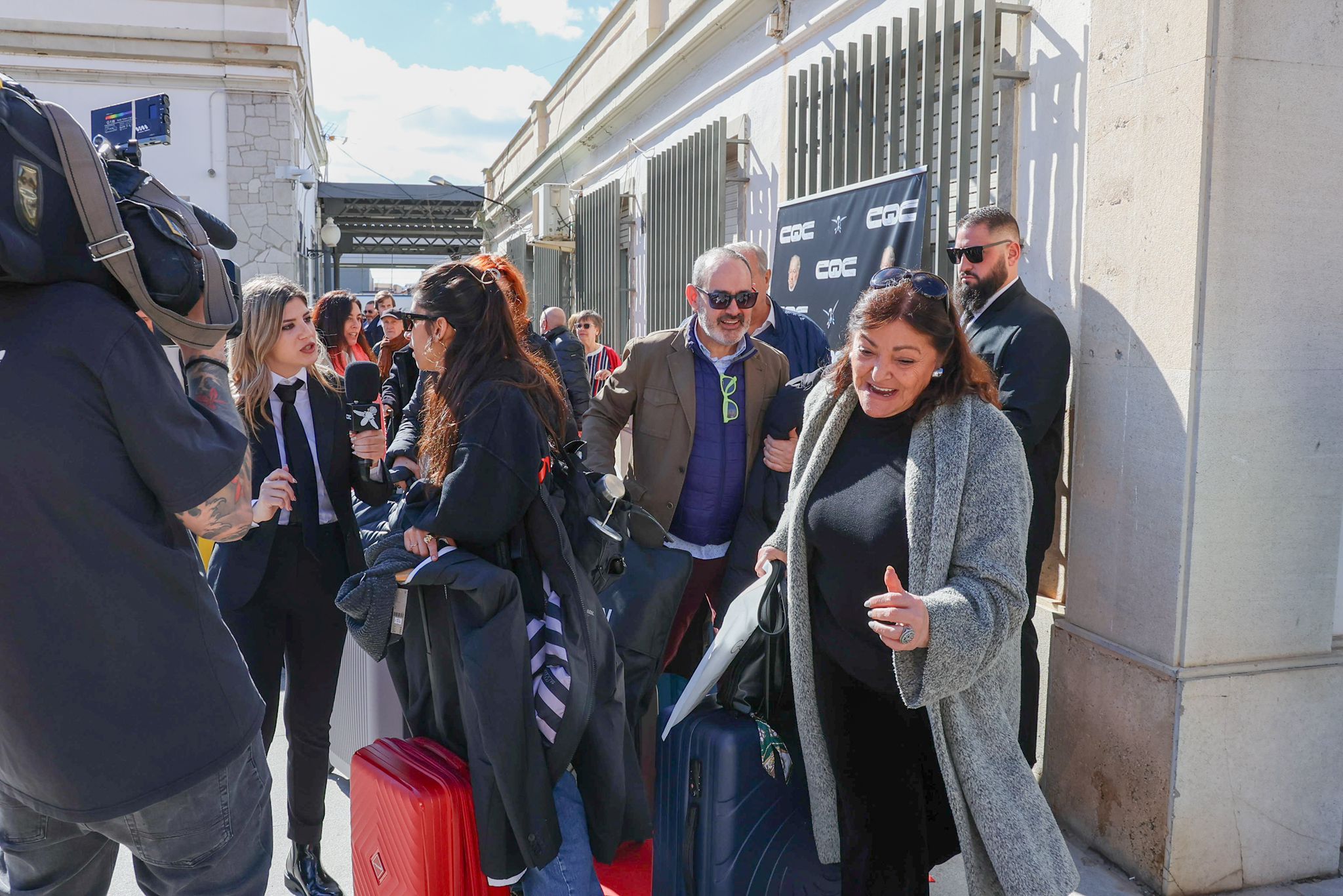 Así ha sido la llegada masiva de famosos a Granada por tierra y aire