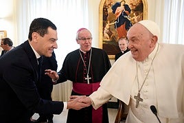 Moreno saluda al Papa en su audiencia en el Vaticano.