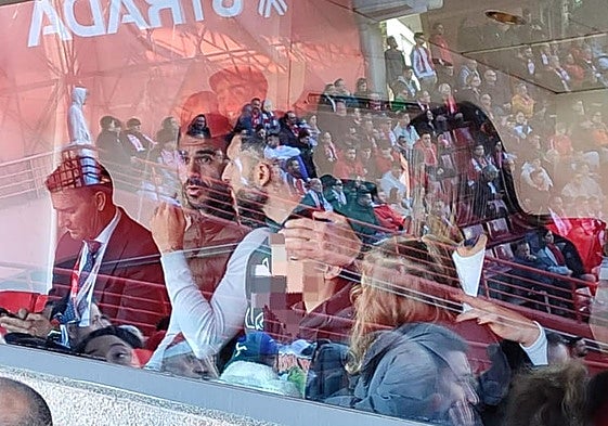 Borja Bastón, en el centro, departe con Pablo Insua durante el partido.