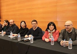 Paco Reyes, en el Comité provincial, entre Francisca Medina e Isabel Uceda.