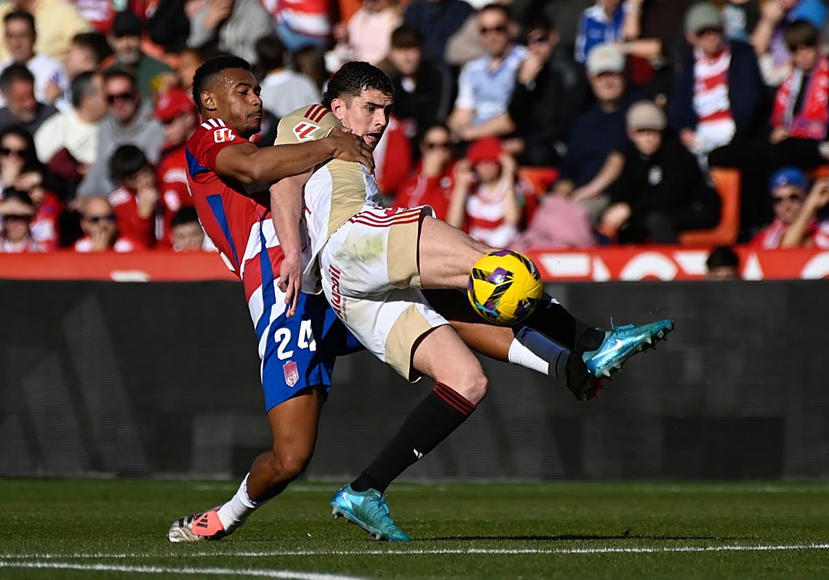 Loïc Williams pugna por un balón con Panichelli.