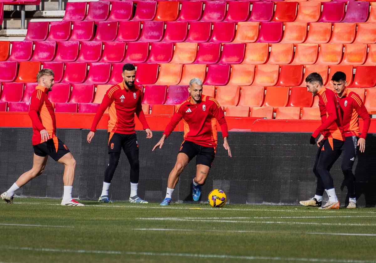 Stoichkov, en el centro, debutará como titular en Los Cármenes tras estrenarse como revulsivo con el Sporting.