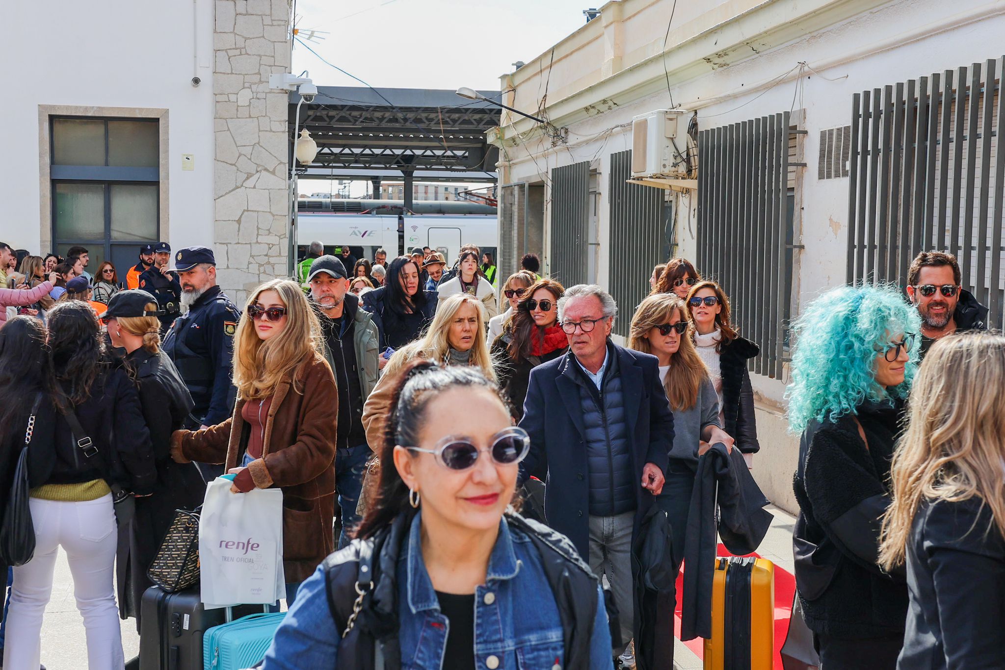 Así ha sido la llegada masiva de famosos a Granada por tierra y aire