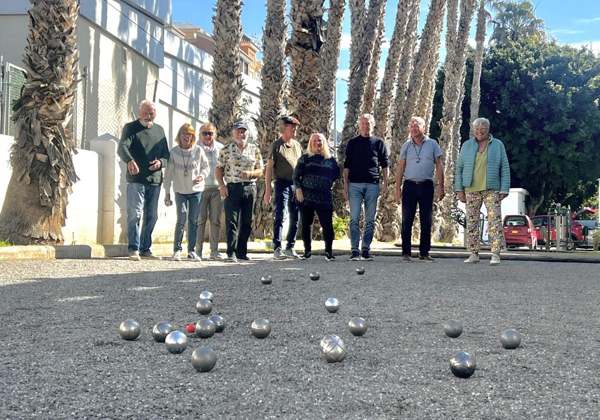 Los noruegos jugando a la petanca en Almuñécar.