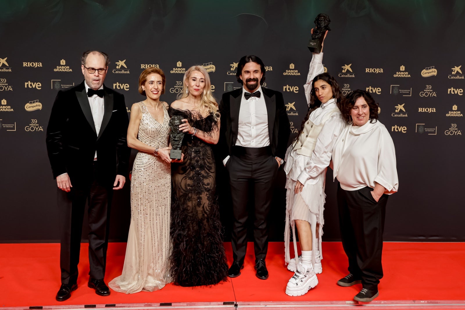 La imágenes más simpáticas de los premiados en el photocall de los Goya