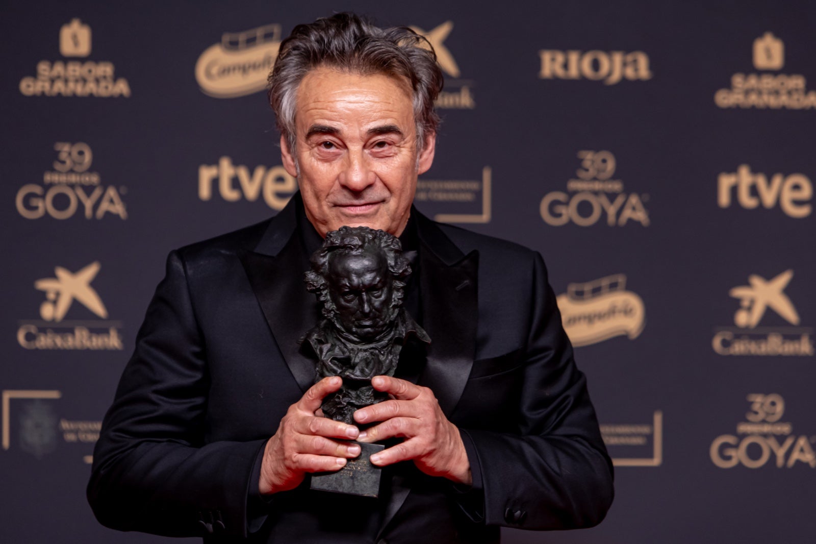 La imágenes más simpáticas de los premiados en el photocall de los Goya