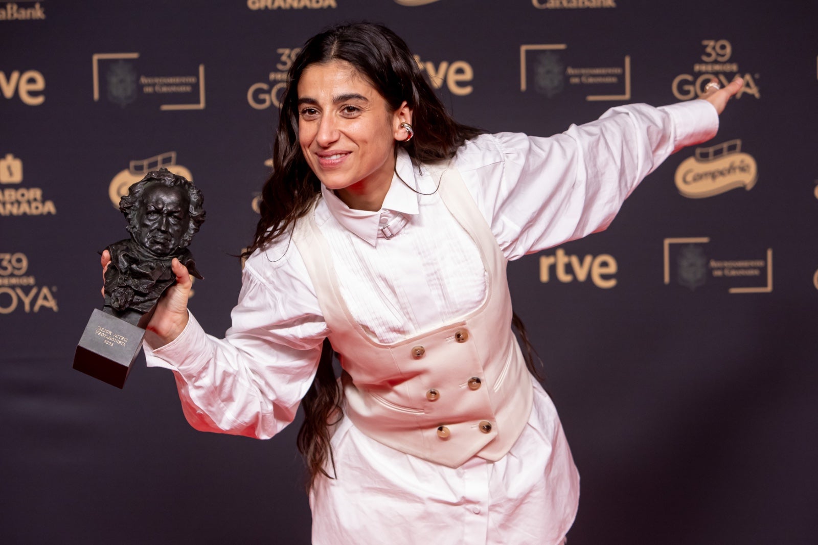 La imágenes más simpáticas de los premiados en el photocall de los Goya