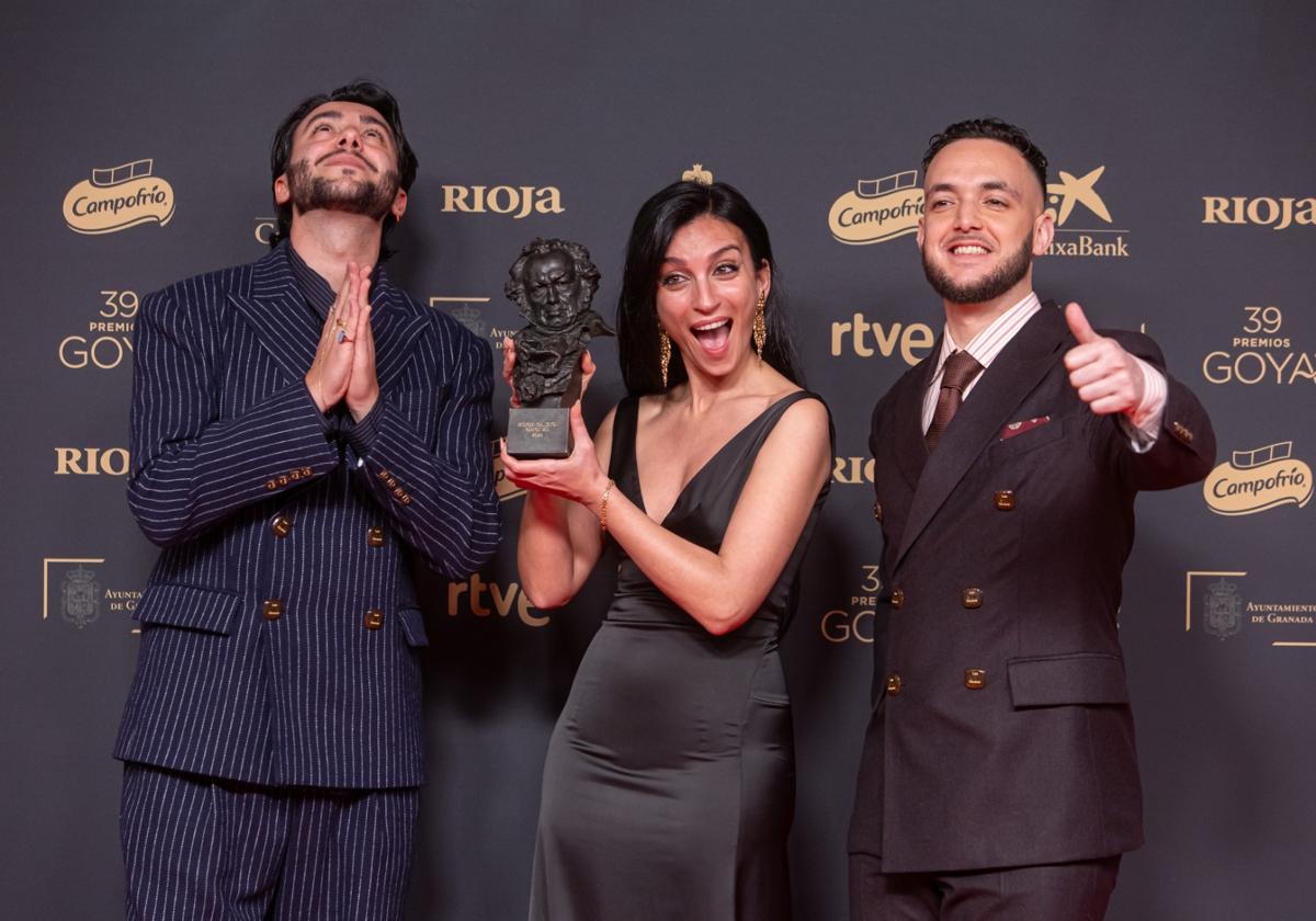 La imágenes más simpáticas de los premiados en el photocall de los Goya